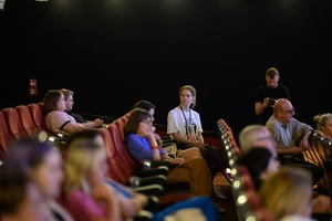 39. TNF: Dzień 7 (5.06.2025) - W sali kinowej festiwalowicze zadający pytania podczas spotkania z MariąZbąską