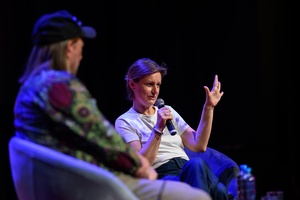 39. TNF: Dzień 7 (5.06.2025) - Na scenie Marzenia reżyserka "To nie mój film" Maria Zbąska, odpowiadającą na zadane pytanie przez prowadzącego spotkanie Ryszarda Jaźwińskiego