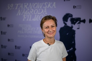 39. TNF: Dzień 7 (5.06.2025) - W hallu kina na tle ścianki 39. TNF Maria Zbąska, reżyserka "Tonie mój film"