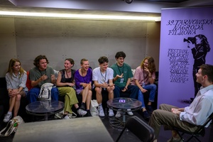 39. TNF: Dzień 7 (5.06.2025) - Jury Młodzieżowe 39. TNF podczas obrad w klubie filmowym w Marzeniu