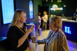 39. TNF: Dzień 7 (5.06.2025) - Festiwalowa publiczność w hallu kina w oczekiwaniu na projekcję konkursową