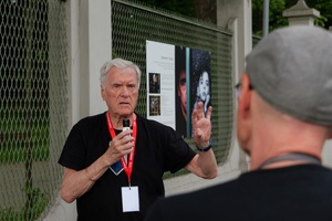 39. TNF: Dzień 8 (6.06.2025) - Piotr Jaxa opowiadający o zdjęciach na wystawie plenerowej zebranej publiczności