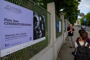 39. TNF: Dzień 8 (6.06.2025) - Plenerowa wystawa fotografii w ramach 39. TNF "Piotr Jaxa. Cinematographers" na ogrodzeniu Parku Strzeleckiego