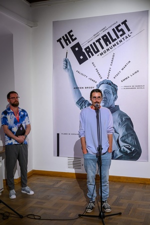 39. TNF: Dzień 8 (6.06.2025) - Maks Bereski podczas finisażu swojej autorskiej ekspozycji "©Plakiat. Wystawa wybranych plakatów artystycznych vol. 3" w Galerii TCK