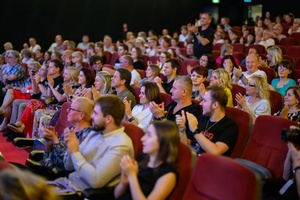 39. TNF: Dzień 8 (6.06.2025) - Widzowie w sali kinowej podczas spotkania z Bogusławem Lindą