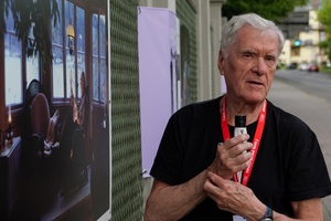 39. TNF: Dzień 8 (6.06.2025) - Piotr Jaxa opowiadający o zdjęciach na wystawie plenerowej zebranej publiczności