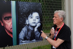 39. TNF: Dzień 8 (6.06.2025) - Piotr Jaxa opowiadający o zdjęciach na wystawie plenerowej zebranej publiczności