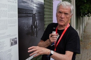 39. TNF: Dzień 8 (6.06.2025) - Piotr Jaxa opowiadający o zdjęciach na wystawie plenerowej zebranej publiczności