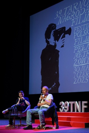 39. TNF: Dzień 8 (6.06.2025) - Na scenie Marzenia Kuba Armata prowadzący spotkanie przed publicznością i Bogusław Linda odpowiadający na pytanie