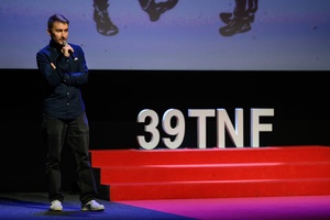 39. TNF: Dzień 8 (6.06.2025) - Na scenie Marzenia Kuba Armata zapraszający widzów na pokaz specjalny filmu "Przypadek" Krzysztofa Kieślowskiego