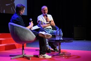 39. TNF: Dzień 8 (6.06.2025) - Na scenie Marzenia Kuba Armata prowadzący spotkanie przed publicznością i Bogusław Linda odpowiadający na pytanie