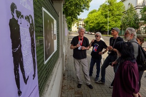 39. TNF: Dzień 8 (6.06.2025) - Piotr Jaxa opowiadający o zdjęciach na wystawie plenerowej zebranej publiczności