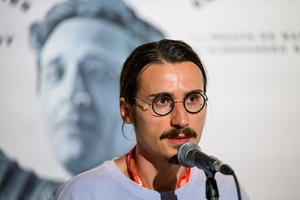 39. TNF: Dzień 8 (6.06.2025) - Maks Bereski podczas finisażu swojej autorskiej ekspozycji "©Plakiat. Wystawa wybranych plakatów artystycznych vol. 3" w Galerii TCK