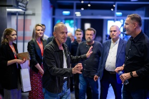 39. TNF: Dzień 8 (6.06.2025) - W hallu kina Bogusław Linda z agentem i organizatorzy 39. TNF