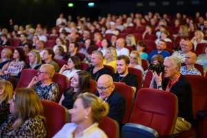 39. TNF: Dzień 8 (6.06.2025) - Widzowie w sali kinowej podczas spotkania z Bogusławem Lindą