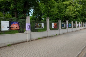 39. TNF: Dzień 8 (6.06.2025) - Plenerowa wystawa fotografii w ramach 39. TNF "Piotr Jaxa. Cinematographers" na ogrodzeniu Parku Strzeleckiego