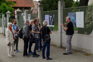 39. TNF: Dzień 8 (6.06.2025) - Piotr Jaxa opowiadający o zdjęciach na wystawie plenerowej zebranej publiczności