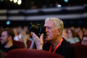 39. TNF: Dzień 8 (6.06.2025) - W sali kinowej Piotr Jaxa fotografujący bohatera spotkania po projekcji filmu "Przypadek"