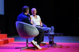 39. TNF: Dzień 8 (6.06.2025) - Na scenie Marzenia Kuba Armata prowadzący spotkanie przed publicznością i Bogusław Linda