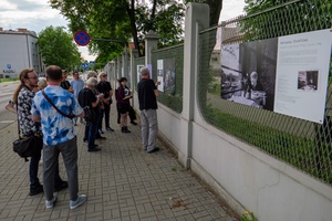 39. TNF: Dzień 8 (6.06.2025) - Piotr Jaxa opowiadający o zdjęciach na wystawie plenerowej zebranej publiczności