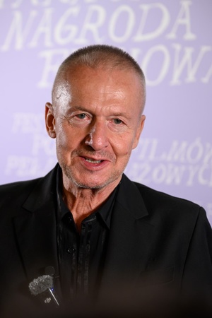 39. TNF: Gala Wręczenia Nagród (7.06.2025) - W hallu kina na tle ścianki 39. TNF aktor Bogusław Linda