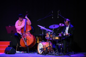 39. TNF: Gala Wręczenia Nagród (7.06.2025) - Na scenie trio Krzysztofa Herdzina wykonuje koncert "Seriale, seriale"