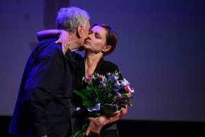 39. TNF: Gala Wręczenia Nagród (7.06.2025) - Na scenie nagrodzona Maria Zbąska dziękująca za przyznanie nagrody  Piotrowi Jaxie