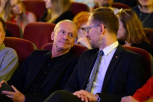 39. TNF: Gala Wręczenia Nagród (7.06.2025) - W sali kinowej siedzący laureat Nagrody za całokształt Bogusław Linda w rozmowie z prezydentem Jakubem Kwaśnym