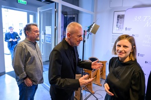 39. TNF: Gala Wręczenia Nagród (7.06.2025) - W hallu kina wchodzący Bogusław Linda z agenten i Agnieszka Hołda-Myśliwiec