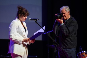 39. TNF: Gala Wręczenia Nagród (7.06.2025) - Na scenie Diana Dąbrowska odczytująca werdykt i Piotr Jaxa wykonujący jej zdjęcie