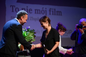 39. TNF: Gala Wręczenia Nagród (7.06.2025) - Na scenie prezes MGGP S.A. Paweł Grad, fundator Nagrody Specjalnej wręcza ją reżyserce Marii Zbąskiej za "To nie mój film"