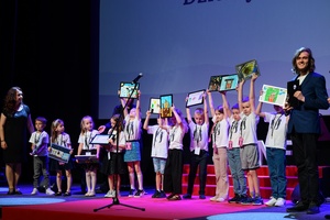 39. TNF: Gala Wręczenia Nagród (7.06.2025) - Na scenie Jury Dziecięce ze swoimi plastycznymi pracami dla laureata Filmów Młodego Widza