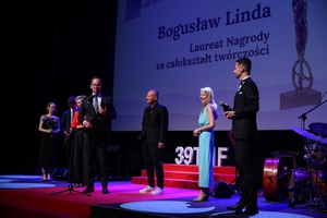 39. TNF: Gala Wręczenia Nagród (7.06.2025) - Na scenie prezydent Jakub Kwaśny, Laureat Nagrody za całokształt Bogusław Linda, przewodnicząca Rady Miasta Małgorzata Mękal, prowadzący Galę Sebastian Szafarz