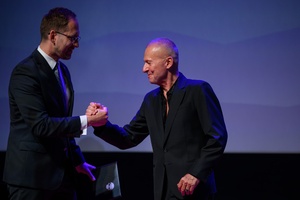 39. TNF: Gala Wręczenia Nagród (7.06.2025) - Na scenie prezydent Jakub Kwaśny gratulujący Bogusławowi Lindzie