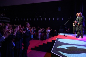 39. TNF: Gala Wręczenia Nagród (7.06.2025) - Na scenie prezydent Jakub Kwaśny i Laureat Nagrody za całokształt Bogusław Linda oklaskiwany przez widzów na stojąco