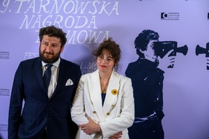 39. TNF: Gala Wręczenia Nagród (7.06.2025) - W hallu kina na tle ścianki 39. TNF jurorka Diana Dąbrowska z partnerem