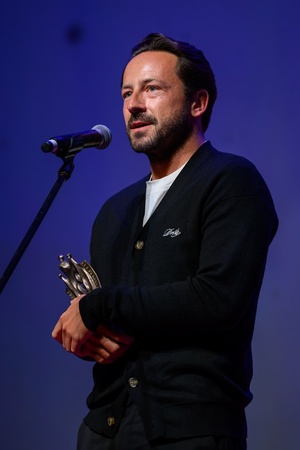 39. TNF: Gala Wręczenia Nagród (7.06.2025) - Na scenie Tadeuszowi Śliwie reżyser "Światłoczułej" przemawiający do widzów