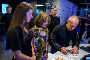 39. TNF: Gala Wręczenia Nagród (7.06.2025) - W hallu kina aktor Bogusław Linda składający fanom autografy
