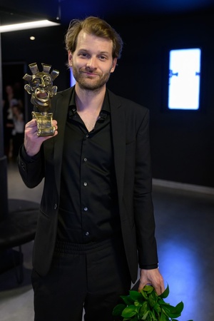 39. TNF: Gala Wręczenia Nagród (7.06.2025) - W hallu kina reżyser Magnus von Horn ze statuetką Grand Prix 39. TNF