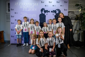 39. TNF: Gala Wręczenia Nagród (7.06.2025) - W hallu kina na tle ścianki 39. TNF Jury Dziecięce 39. TNF z opiekunką Agnieszką Hołdą-Myśliwiec