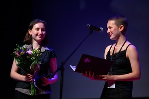 39. TNF: Gala Wręczenia Nagród (7.06.2025) - Na scenie dwie przedstawicielki Jury Młodzieżowego odczytujące werdykt