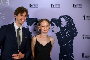 39. TNF: Gala Wręczenia Nagród (7.06.2025) - W hallu kina na tle ścianki 39. TNF fotografujący się wolontariusze 39. TNF