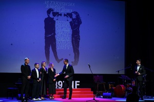 39. TNF: Gala Wręczenia Nagród (7.06.2025) - Na scenie prezydent Jakub Kwaśny dziękujący i gratulujący przedstawicielom organizatora TNF za przygotowanie tegorocznej edycji festiwalu