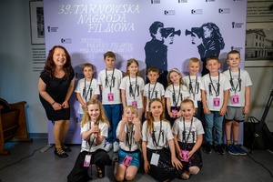 39. TNF: Gala Wręczenia Nagród (7.06.2025) - W hallu kina na tle ścianki 39. TNF Jury Dziecięce 39. TNF z opiekunką Magdaleną Trusz