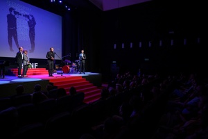 39. TNF: Gala Wręczenia Nagród (7.06.2025) - Na scenie przemawiający do widzów nagrodzony Magnus von Horn oraz jurorzy 39. TNF Łukasz M. Maciejewski i Anna Jadowska, w tle prowadzący Galę Sebastian Szafarz