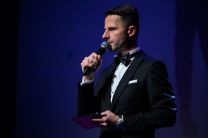 39. TNF: Gala Wręczenia Nagród (7.06.2025) - Na scenie Sebastian Szafarz prowadzący Galę zaprasza na scenę posłankę na sejm Urszulę Augustyn