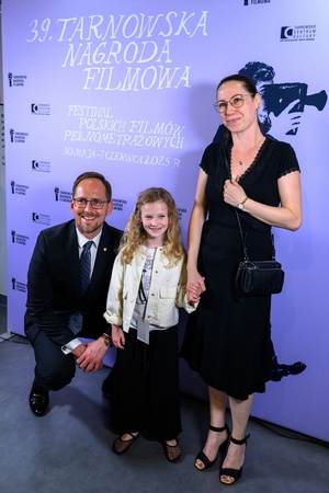 39. TNF: Gala Wręczenia Nagród (7.06.2025) - W hallu kina na tle ścianki 39. TNF od lewej: prezydent Jakub Kwaśny, przedstawicielka Jury Dziecięcego 39. TNF z mamą