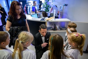 39. TNF: Gala Wręczenia Nagród (7.06.2025) - W hallu kina Jury Dziecięce 39. TNF instruowane przez Sebastiana Szafarza jak ustawić się na scenie