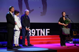 39. TNF: Gala Wręczenia Nagród (7.06.2025) - Na scenie nagrodzona Maria Zbąska dziękująca za przyznanie nagrody, po lewej stronie Piotr Jaxa i Diana Dąbrowska