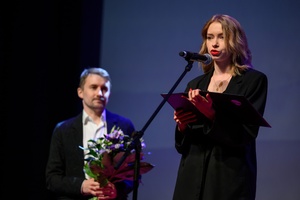 39. TNF: Gala Wręczenia Nagród (7.06.2025) - Na scenie Magdalena Piątek w towarzystwie Kuby Armaty odczytuje werdykt Kapituły TNF